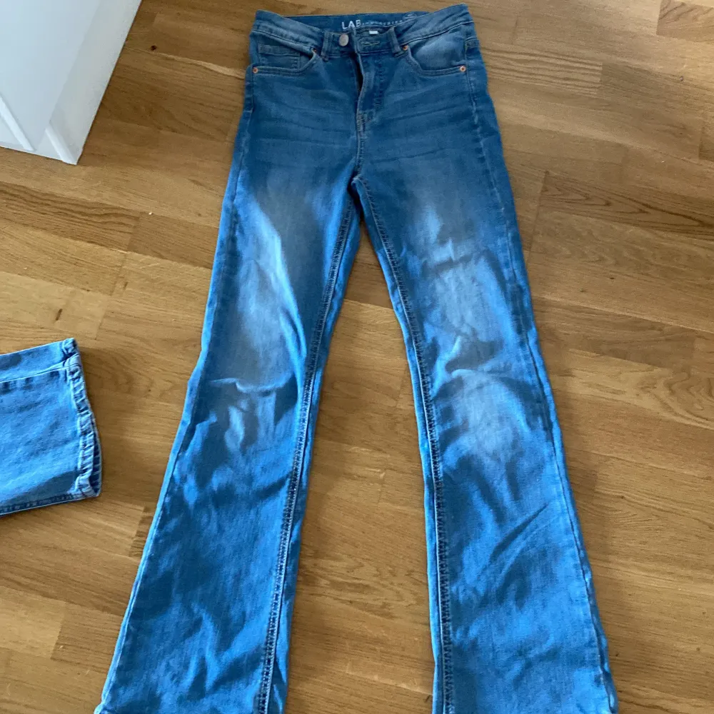 Hej! Jag säljer ett par jeans från Kappahl i strlk 158. Köparen står för frakten. Jeans & Byxor.