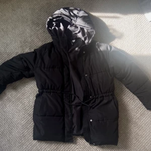 Hm vinter jacka - Säljer min svarta vinterjacka från HM som jag Max använt 3 gånger, så den e verkligen i nyskick. Jackan är i storlek S 