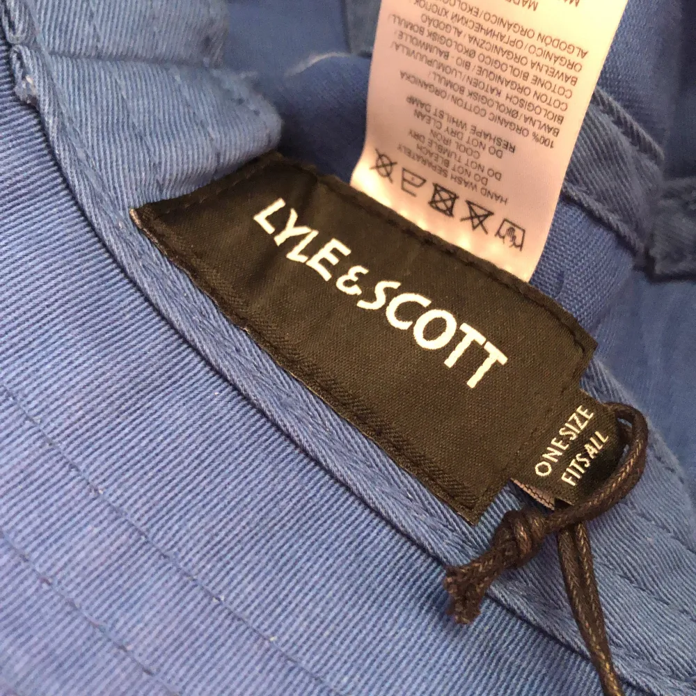 Helt ny och oanvänd bucket hat i märket Lyle & Scott. Nypris 300kr och säljer för 100kr+frakt50kr. Till för män men passar tjej också såklart.. Accessoarer.