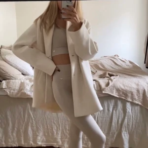 Träningsset DOM - Säljer detta sjukt snygga träningssetet från Drop Of Mindfullness. Nyskick, beige färg. Sportbh strl S och tights strl XS.  Extremt sköna då de är i stretchigt ribbat material.  Nypris tights 399kr. Nypris topp 249.  Säljer tillsammans för 350