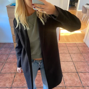 Zara kappa  - Skit snygg kappa från zara! Använd ett fåtal gånger⚡️ köpte för 559kr, buda från 350kr ❣️ pris går alltid att diskutera, frakten till kommer 