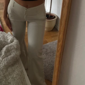 Lågmidjade kostymbyxor  - Supersnygga och unika lågmidjade kostymbyxor i glittrigt tyg. Köpta på Beyond Retro och aldrig använda själv🧚🏼‍♂️⚡️ jag är 162 cm och dom är långa på mig men funkar med klackar. Dom sitter bra på mig som vanligtvis är storlek S. 