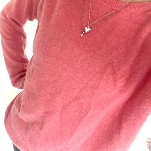 Kashmir tröja - En så fin 100% kashmir tröja från softgoat i en färg som inte säljs längre. Tröjan är använd och något nopprig (se bild 3) därav priset men det går enkelt att ta bort. 💕