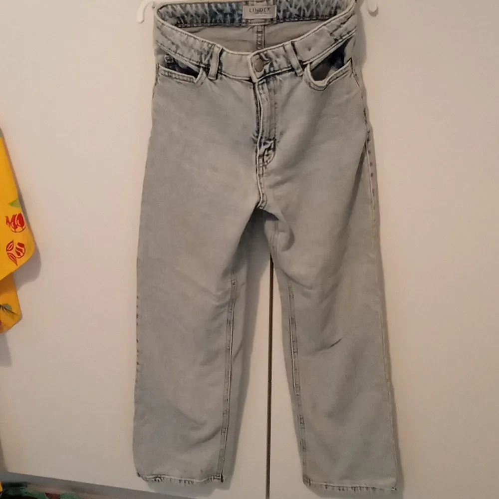 Jag rensade min garderob och hitta dessa byxor och dom va försmå. Dom är typ inte använda.. Jeans & Byxor.