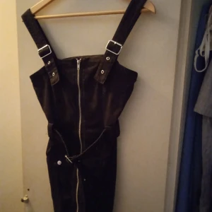 Jeans klänning  - Snygg svart jenas klänningen med hängslen. Ifrån diveded Hm. S-M