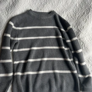 Stickad tröja - Superfin tröja och är o storlek Xs men passar från Xs-m enligt mig eftersom den är lite oversized,älskar tröjan men säljer pga att jag har för många tröjor, köpt för 700 kr