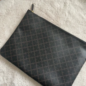 BY MALENE BIRGER - Datorfodral från Malene Birger i färgen brun. Säljer då jag inte har någon användning för den, kan skicka fler bilder vid intresse ❤️