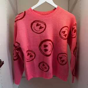 Mönstrad stickad tröja - Rosa/ Röd stickad tröja, oanvänd