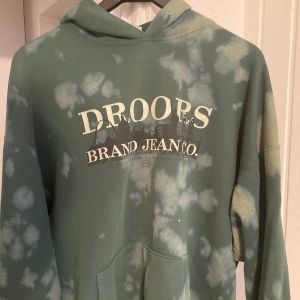 Grön tie dye hoodie - Sjukt snygg tie dye hoodie. Säljer eftersom den inte kommer till användning tyvärr!❤️frakt tillkommer💞