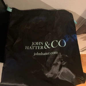 Säljer John hatter kartong och påsen  - Det är i fint skick aldrig varit använt nån skråma efter leverans men fin hel het