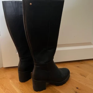 Höga stövlar  - Snygga knähöga stövlar med klack. Köpta för 900 endast använda 2 gånger. Säljer då de inte kommer till användning💕💕