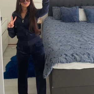 Mörkblå juicy sätt - Använda ett par gånger men är som i nyskick❤️ använder inte för att dem är för långa. Kan byta mot en annan färg I Xss, pris kan diskuteras ❤️