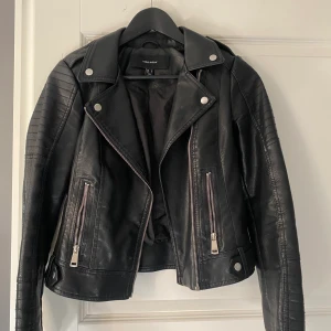 skinnjacka  - säljer nu denna skinnjacka som tyvärr är förliten för mig. den är i fint skick,strl S men skulle säga att det är som en xs i passformen. nyköpt för 599kr .