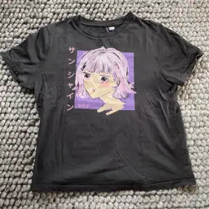 T-shirt med manga/anime tryck. Knappt använd, i skönt tshirt material. 🌸 köparen står för frakten 