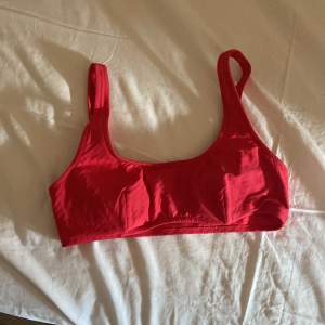 Röd bikini topp från H&M använd 1 gång, tvättas själv klart före jag postar 