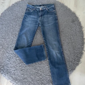 Low-rise jeans  - Säljer dessa snygga Low-rise jeans i storlek S/M. De är raka och långa i modellen och har snyggt dekorerade fickor. Märket är Angels, köparen står för frakt💓