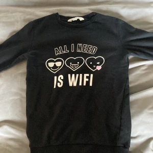 Barntröja svart - Svart Barntröja med tryck, knappt använd.