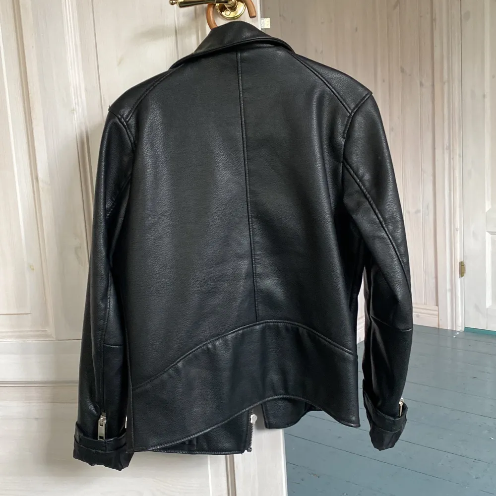 Jättesnygg biker jacket/skinnjacka i fake läder från H&M, knappt använd, kommer inte till användning. Frakt tillkommer. . Jackor.