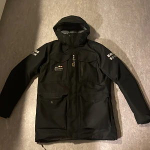 Sail Racing Vinterjacka Glacier Bay Goretex - Har haft den ett tag kommer inte ihåg hur länge, byten och sälj billig vid snabb affär, storlek s passar även m. Nypris 6500