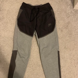 Nike tech byxor, sällsynta - Ett par XS nike tech byxor av den sällsynta sorten, riktigt snygga!