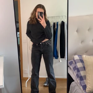 Mid waist full length zara - Säljer mina super snygga Mid waist full length zara jeans som ej kommer till användning, använda fåtal ggr är i strl 36💖 Säljer för 200 kr + 49 kr frakt, kan också mötas upp i Göteborg💖  Skriv om ni är intresserade!💖