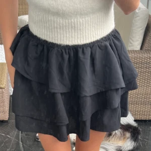 Svart volangkjol  - Svart volangkjol i storlek 170, passar XS/S. Oanvänd