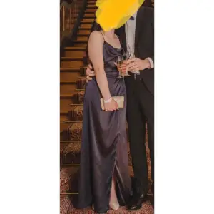 Mörkblå klänning med slits och öppen rygg från ASOS + guldig väska från Glitter. Stl 36. Är uppsydd så att den skulle passa mig på längden (162 utan klackarna)