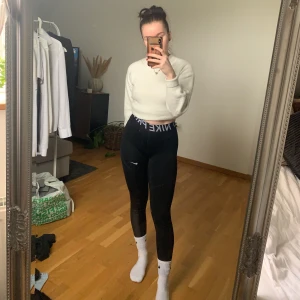 Nike pro - Nike pro träningtights. Storlek s, i använt skick och har ett litet hål, kolla andra bilden. Minns ej ord pris men är köpta på xxl sports.