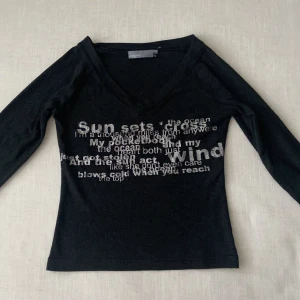 tröja - gammal modell från kapphal, perfekt till lågmidjade jeans. i strl 34/36 vilket motsvarar xs/s