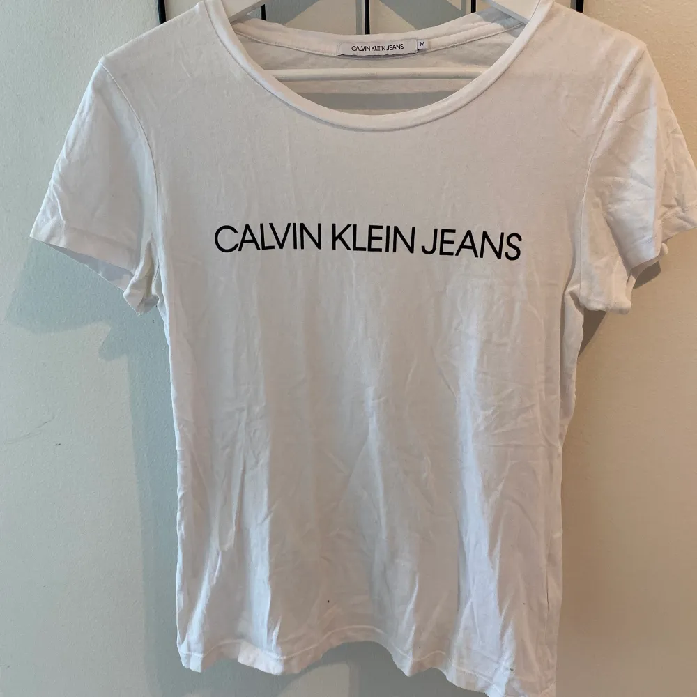 Calvin Klein T-shirt! Använd Max 3 gånger. Storlek M Säljes då den inte är min stil längre🫶🏽. T-shirts.