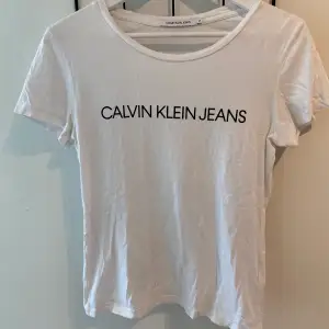 Calvin Klein T-shirt! Använd Max 3 gånger. Storlek M Säljes då den inte är min stil längre🫶🏽
