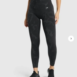 Gymshark Adapt leggings - Dem skönaste, snyggaste och bästa tightsen du kan hitta. Sitter som en smäck i midjan och ett ganska tjockt material som ej blir slitet. Den bästa ”rumpskrumpskrunchen” som gör skillnad men inte syns. 