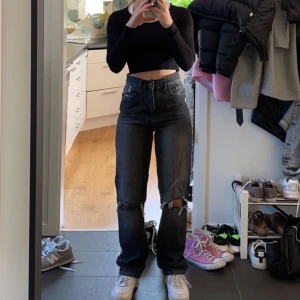 Nelly Jeans  - Säljer dessa snygga jeans med hål i knäna ifrån Nelly. Säljer de för de kommer tyvärr inte till användning 🌸 Använda endast fåtal gånger så nyskick💕 Köparen står för frakt 🦋 Kan gå ner i pris vid snabb affär 🌸