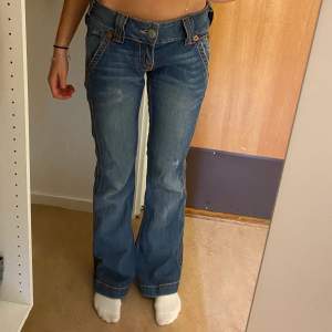 As snygga lågmidjade utsvängda true religion jeans. Dom är mörkblå och i storlek 28. Jag är 167