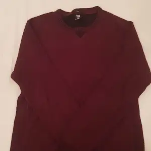 Säljer en röd-lila tröja (Slim Fit) billigt och i ett perfekt skick.