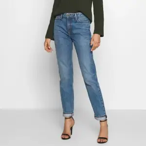 TRYCK EJ PÅ KöP NU!  Säljer nu mina skitsnygga jeans från Lee i modellen Mom Straight då dom är något små för mig 😋 Endast använda ett par gånger och är i superbra skick! Orginalpris ligger runt 900kr men säljer för 250kr! ❤️ Hör av dig vid frågor! 