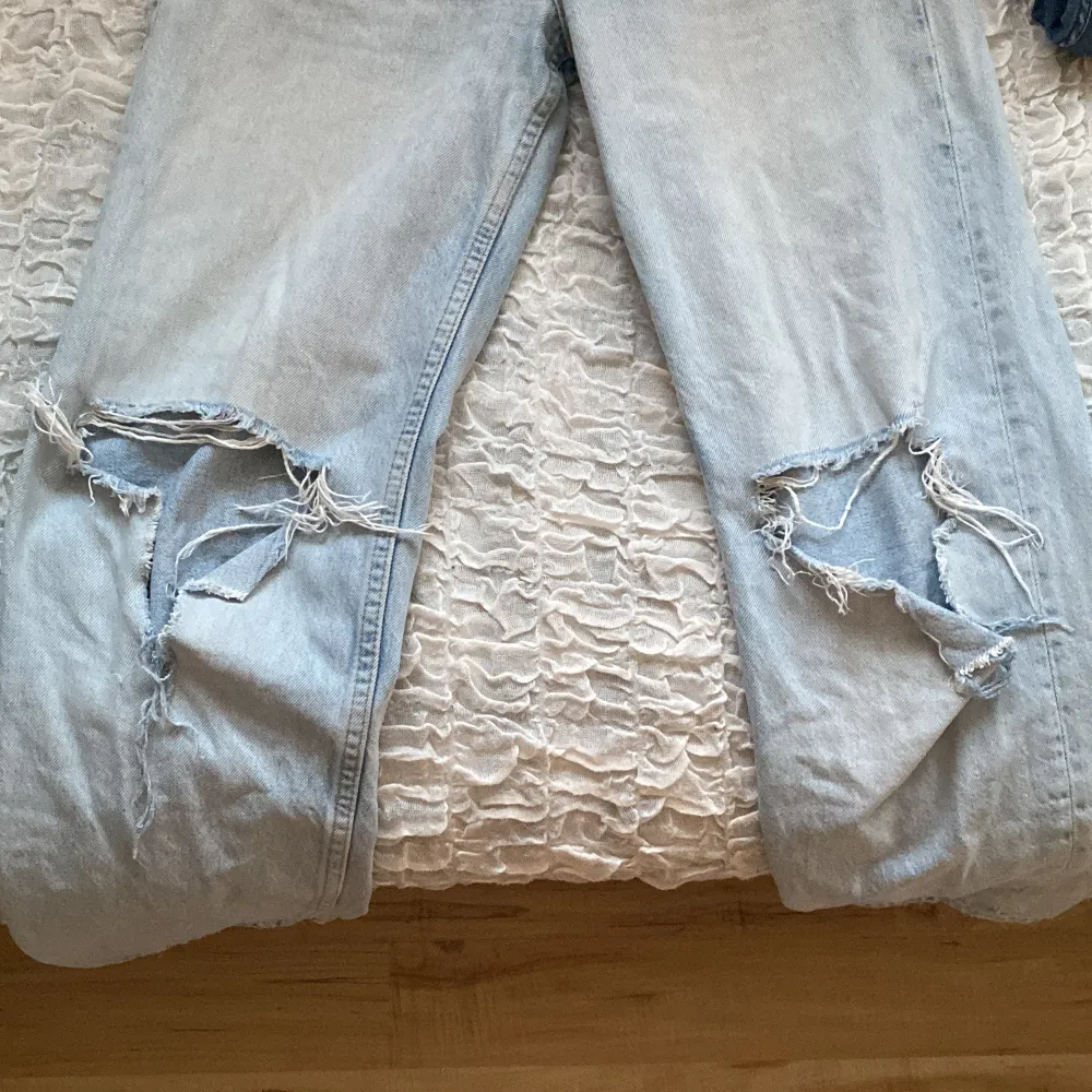 Hej! säljer ett par jätte fina Gina jeans i en ljusblå färg, dom sitter bra i längden på mig som är 161. Jeansen är i användt  skick.💕 Hålen på jeansen är lite större än vad dom ska va men det har blivit så efter att man böjt sig osv!💕 nypris: 499kr . Jeans & Byxor.