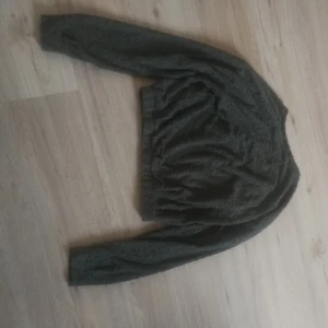 Inget - Mörk grön mag tröja