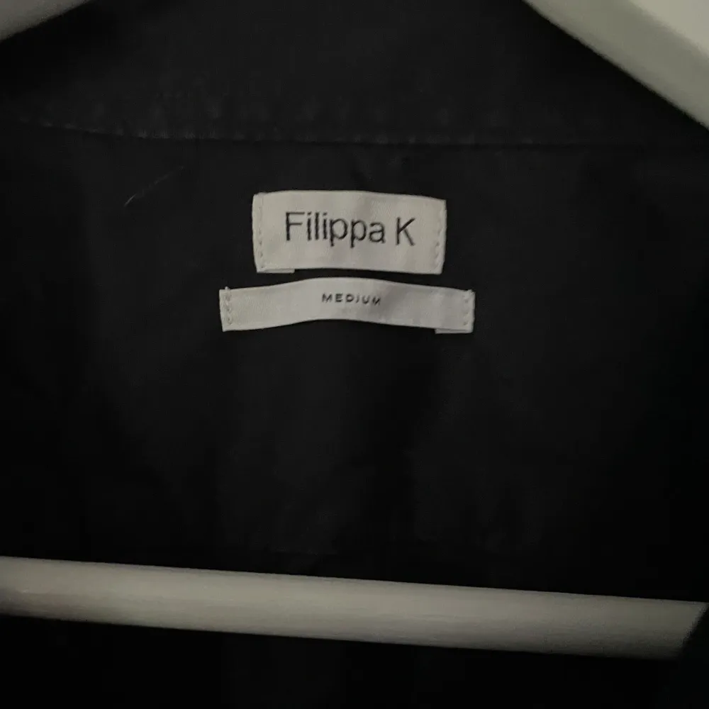 Super fin skjorta från Filippa K, använd väldigt få gånger, nyskick 💞. Skjortor.
