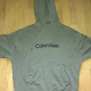 Calvin Klein Hoodie - Calvin Klein hoodie. XS men känns som S. Knappt använd. 