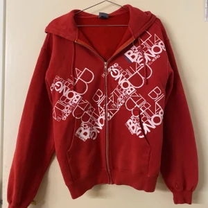 Röd kofta - Cool oversized zip hoodie, storlek S. Den är varm och skön ❤️🌺 vid frågor är det bara att skriva! (Köpare står för frakt)😊💕