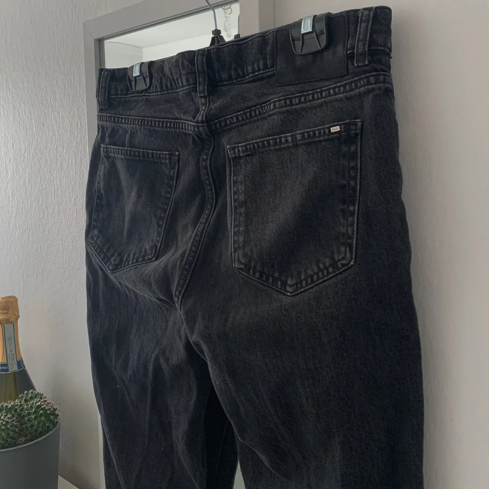 jättesnygga!! svarta jeans från zara i EUR 42. sitter jättebra i längden på min kille som är ca 180cm🖤. Jeans & Byxor.