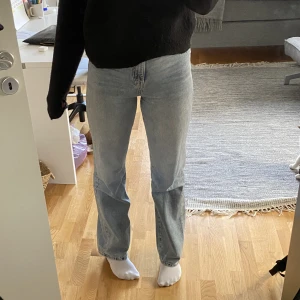 Blåa raka jeans - Säljer dessa blåa, raka jeansen från Lindex. Sparsamt använda så i bra skick. 💕💕