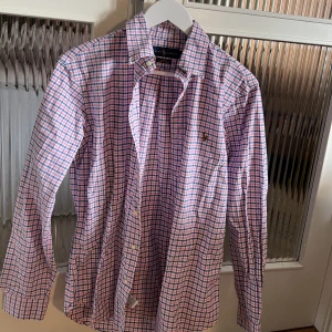 Ralph lauren skjorta - Skjorta från Polo ralph lauren. Använd men i gott skick. Slim fit stretch st S. Nypris ca: 1300:-