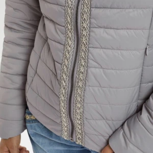 Trendig creme jacka - Intressekoll på jättefin creme-jacka! Trendig och passar bra till våren. Har inte kommit till användning tyvärr💓Nypris 740kr