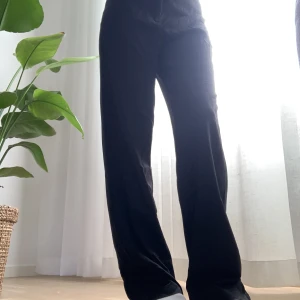 Kostymbyxor Bikbok - Säljer dessa härliga kostymbyxorna, relativt tunnt och luftigt material 😍  Dem är lite långa på mig som är 1.62, går att ha både hög- och lågmidjat! Det finns en dragkedja på sidan för att göra det smidigt att få av och på 😇