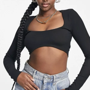 Svart top - Helt ny oanvänd med prislapp, blev inte som jag tänkt mig därav säljer jag den. 