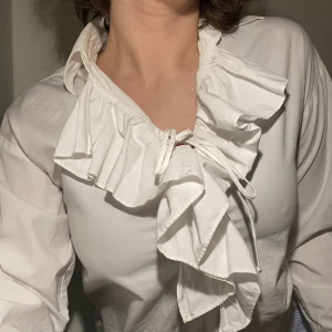 Skjorta  - En vit Ralph Laurent skjorta. Nästan oanvänd. Storlek Xs men passar S/M