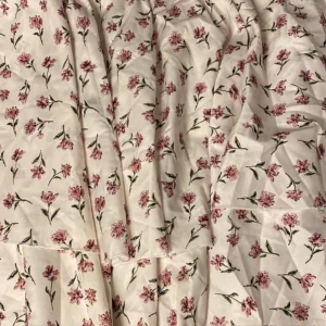 Kjol - Kjol från Shein med blommor på i storlek L, aldrig blivit använd då den var för stor för mig, ganska stor i midjan.