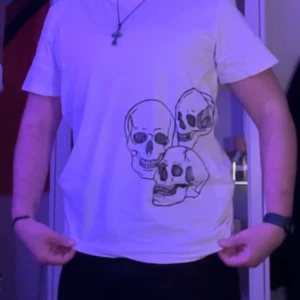 Cool dödskalle t shirt  - Cool dödskalle t shirt jag har designat själv. Storlek M. Frakt tillkommer. 